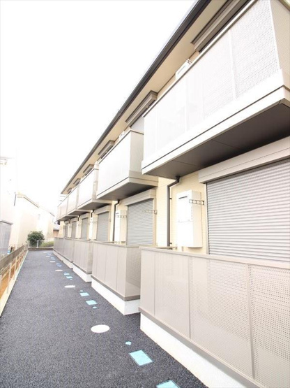 1階も2階もバルコニー付き☆シャッターがあるのも魅力的ですね