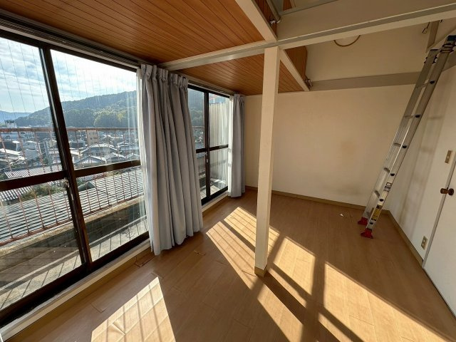 山科区御陵封ジ山町（日ノ岡グリーンテラス）【洋室】南向きの明るい洋室　上部にロフトあり