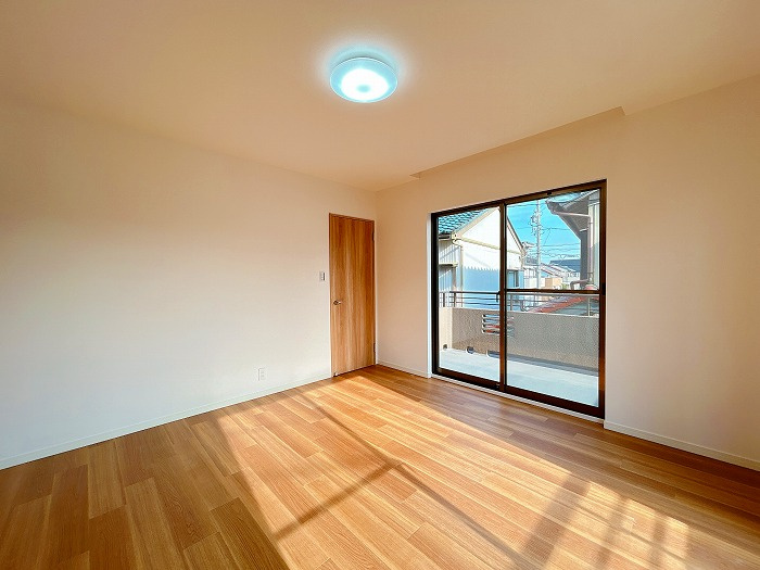 清須市西市場一丁目　中古戸建【玄関】