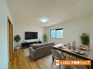 清須市西市場一丁目　中古戸建【居間・リビング】