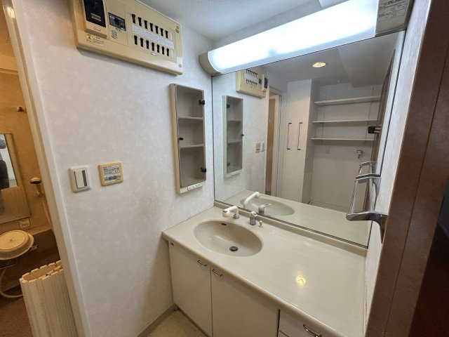 コアマンション山上倶楽部【独立洗面台】幅広の照明付き洗面化粧台です！