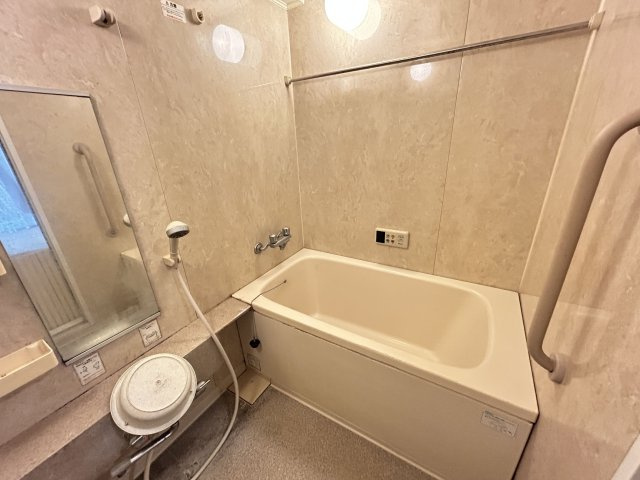 コアマンション山上倶楽部【浴室】お風呂には鏡と手すりがついてます！