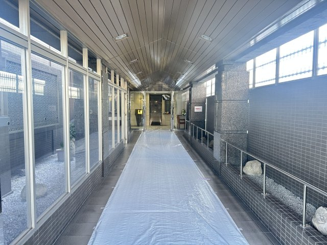 コアマンション山上倶楽部【エントランス】光が入り明るい気持ちの良い通路部分です！