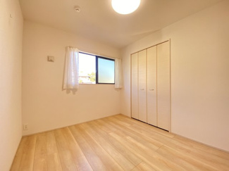 2階には洋室が3部屋ございます。全居室収納付きです。