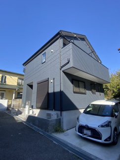 シンプルに美しく、スタイリッシュなデザインの住宅です。陽当り良好、カースペース縦列2台可能♪