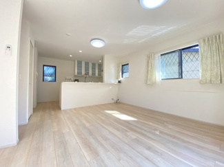 約16.25帖のLDKです。家族の顔が見える、それだけで料理が楽しくなる対面キッチンを標準装備。吊戸棚をなくしたことで、開放感のある一体型LDKとなっております。