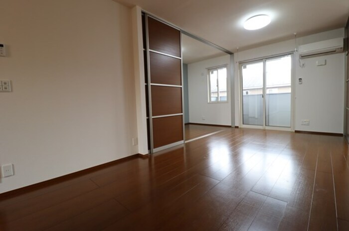 パークドオートム Ｅ【居間・リビング】リビング全景