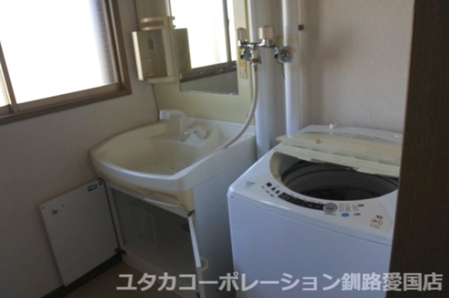 【商談中】白糠郡白糠町庶路2丁目3-3.4売家【洗面所】明るい光が差し込む洗面所！