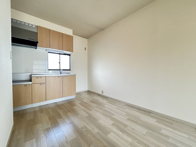 ディアス諏訪【キッチン】風通しが良く、明るい空間です。