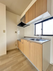 ディアス諏訪【キッチン】収納が豊富で、窓がついているので風通しが良く、明るい空間です。