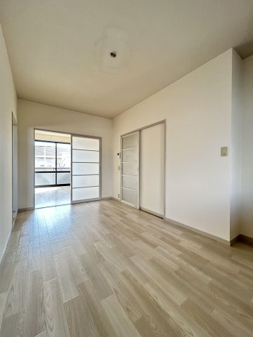 ディアス諏訪【居間・リビング】DKと居室がわ分かれているので、生活しやすい動線です。