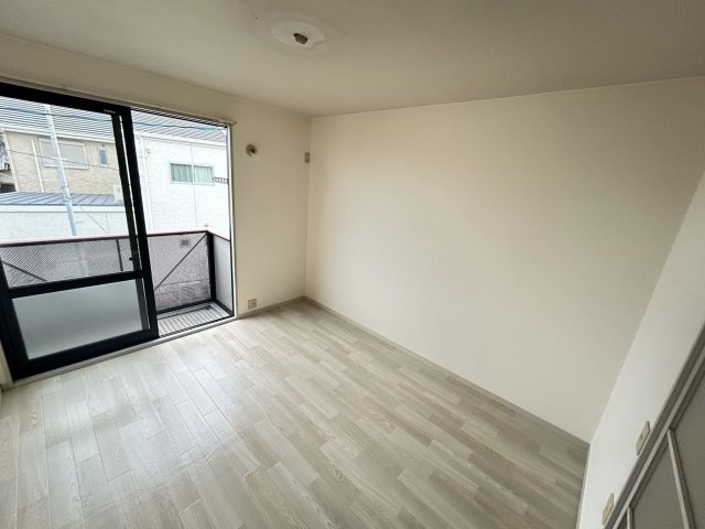 ディアス諏訪【洋室】窓が大きく、開放的です。