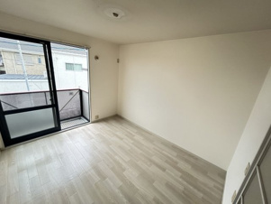 ディアス諏訪【洋室】窓が大きく、開放的です。