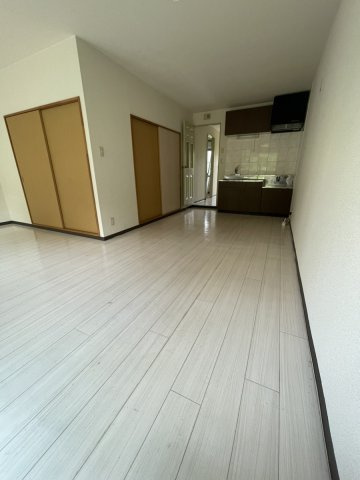 エレガンス生田【居間・リビング】