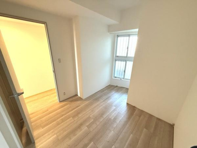 明るい色合いのフローリングが印象的な洋室です。窓から自然光が入り室内がしっかり明るくなります。シンプルな形状なのでインテリアの配置もしやすい空間です。清潔感のある白い壁が雰囲気を引き立てます。