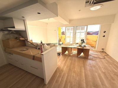 ナチュラルな色合いのフローリングとキッチンが調和しています。開放感のある窓から光がしっかり差し込み空間が明るい印象です。キッチンは収納もしっかり確保されていて使い勝手のよさを感じます。