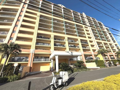 明るい色合いの外観が印象的です。個性的なデザインが特徴となっています。南国風の植栽が植えられており開放感が感じられます。道路沿いに面しており周囲の建物とも調和しています。