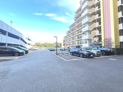 広々とした駐車スペースが確保されています。舗装された敷地内で車の出入りがしやすいです。建物のすぐそばに駐車場が配置されています。複数台分の駐車が可能で利便性があります。