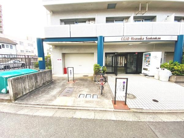 建物のエントランスが明るく撮影されています。ゴミ置き場が敷地内に設けられており整理されています。自動販売機が設置されていて日常生活にも便利です。