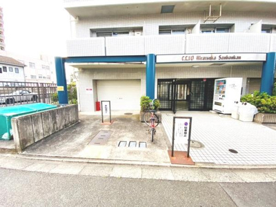 建物のエントランスが明るく撮影されています。ゴミ置き場が敷地内に設けられており整理されています。自動販売機が設置されていて日常生活にも便利です。