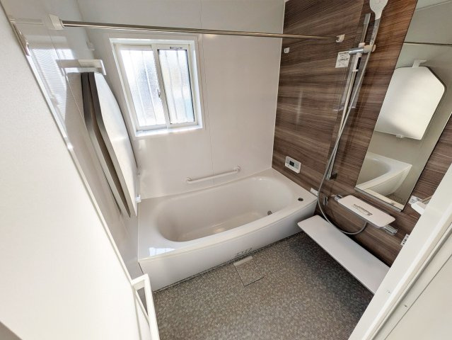 シンプルで使いやすい暖房・温水シャワー洗浄機能付きトイレは標準装備です！