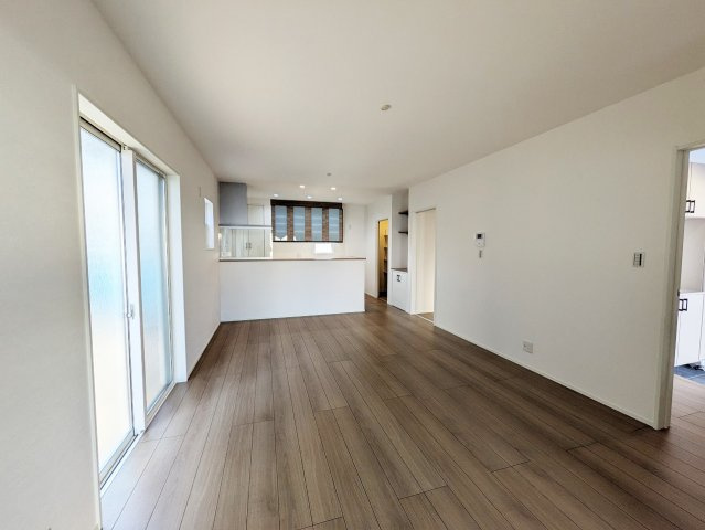 キッチンにはカップボード付き！食器や家電もすっきり収納できて家事も快適♪