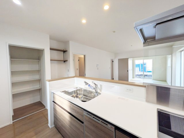 リビングを見渡せるカウンターキッチンでお子様の様子を伺いながら食事の支度が出来ます