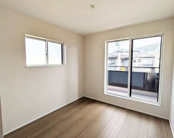 ルコニーに出られる大きな窓が特徴で日差しがたっぷり差し込みます。