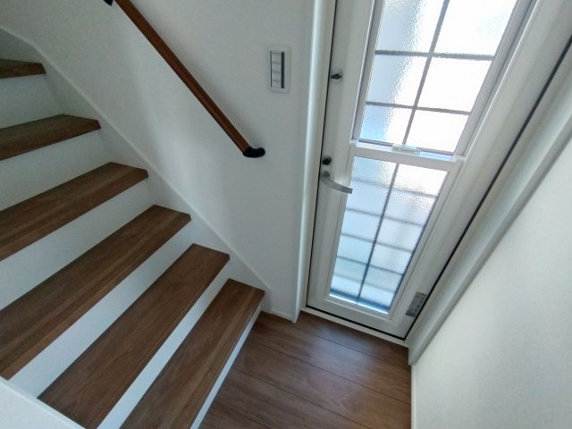 階段側に勝手口がございます