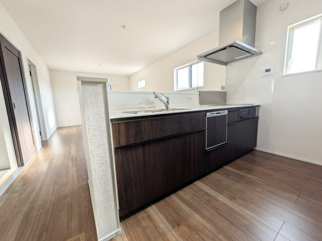 スライド式の収納は、出し入れしやすい上に、中の物が良く見えて掃除もしやすいのが利点です