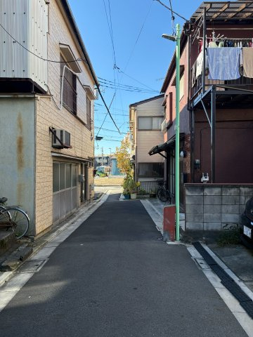 足立区梅田３丁目の中古一戸建【前面道路含む現地写真】前面道路含む現地写真です