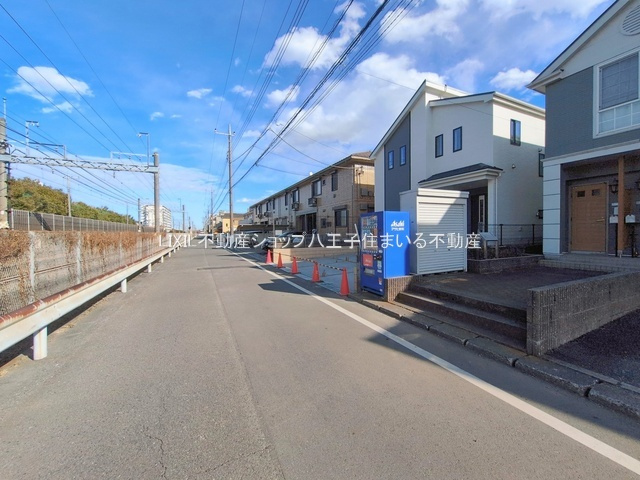 日野市平山4丁目16-17 新築【仲介手数料無料】【前面道路含む現地写真】前面道路の幅員は車庫入れがしやすい6m。