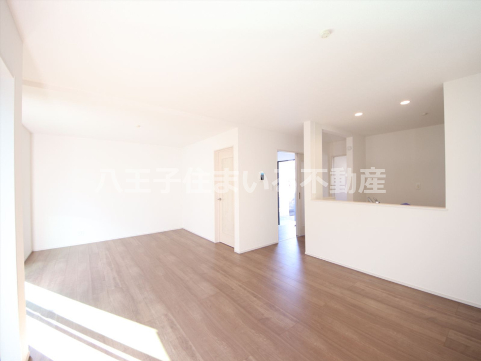 日野市平山4丁目16-17 新築【仲介手数料無料】【居間・リビング】