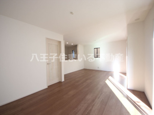 日野市平山4丁目16-17 新築【仲介手数料無料】【居間・リビング】