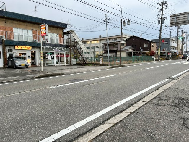 金沢市山科3丁目【解体更地渡し】富樫小学校まで約170ｍ、バス停まで30ｍ【周辺】2025.11.25撮影