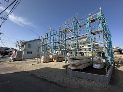 建築中のため新たな住まいづくりを体感できます。周辺には住宅が並び落ち着いた雰囲気です。青空に映える外観が印象的です。工事進捗を確認しやすい状況です。