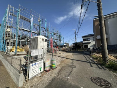 建築中の様子がしっかりと確認できる写真です。広々とした敷地に足場が設置されており今後の完成が楽しみな印象です。周囲には交通アクセスの整った道路があり利便性も期待できます。