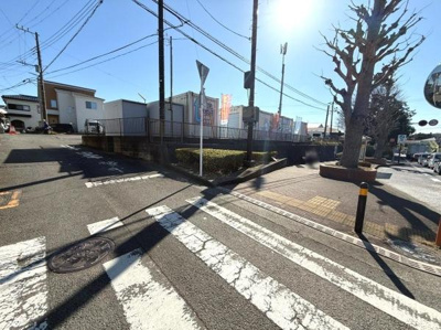 現地前面道路は見通しが良く歩道も整備されています。交差点付近で車の出入りもスムーズです。周囲に住宅が立ち並び整った街並みが魅力的です。信号や横断歩道も設置され安心してご利用いただけます。