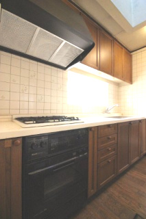 土浦市虫掛【キッチン】窓もトップライトもあり明るいキッチン　ビルトインオーブンレンジのシステムキッチン