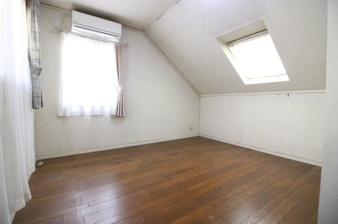 土浦市虫掛【洋室】勾配天井から明るい日差しが注ぎます