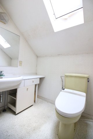 土浦市虫掛【トイレ】2階のトイレは2帖の広いスペース　トップライトで明るく洗面カウンター付きです