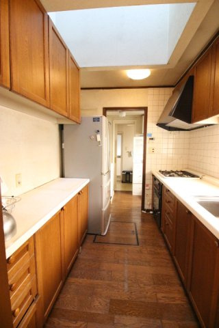 土浦市虫掛【キッチン】カウンター付カップボードを備えたトップライトから明るい日差しが差し込むキッチン