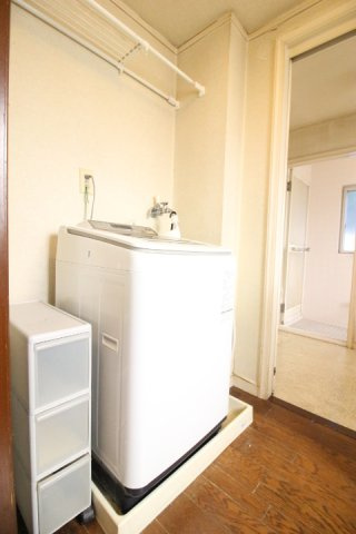 土浦市虫掛キッチンの隣には家事動線を考えた勝手口があるランドリースペース