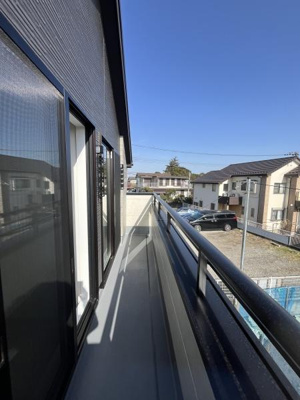 開放感のあるバルコニーで日当たりもしっかり確保されています。広さがあり色々な用途にご活用いただけそうです。手すりも高く設計されており安心感があります。見晴らしの良い場所です。