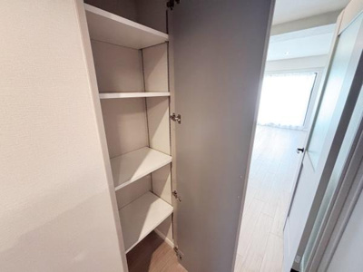 すっきりとしたデザインの収納スペースです。使いやすい高さに棚が設けられています。扉付きで見た目も整います。収納力があるのもポイントです。