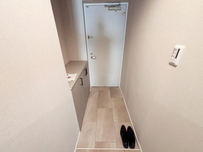 明るい色合いの玄関で清潔感があります。収納スペースも備わっているため靴や小物の整理がしやすいです。余計な装飾がなくすっきりとした雰囲気が特徴です。