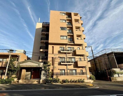 鉄筋コンクリート造のしっかりとした建物です。ベージュ系の外観が周囲の景観と調和しています。角地に位置し日当たりも良好です。エントランスがしっかりと整備されています。