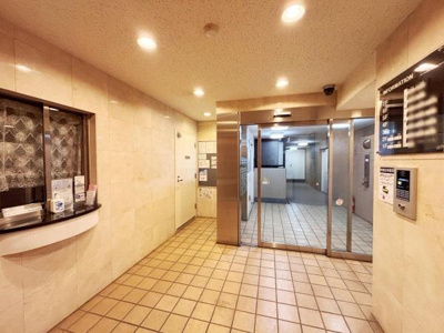 明るく清潔感のあるエントランスが迎えてくれます。タイル張りの床がメンテナンスしやすい仕様です。オートロック付きで安心感を感じられます。管理人窓口も設けられており利便性があります。