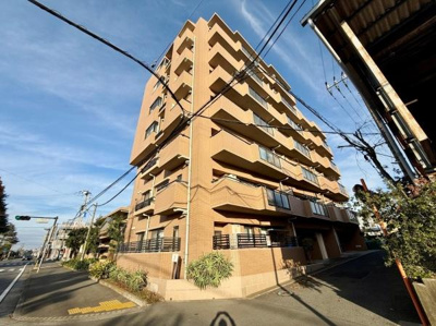 外観は落ち着いた色合いで周囲の景観にも調和しています。バルコニーが各階に備わっており開放感があります。しっかりとした造りのマンションで安心感があります。角地に位置しており日当たりが良い印象を受けます。