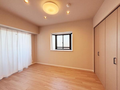 ナチュラルな木目調のフローリングが温かみを感じさせます。大きな窓からやさしい光がたっぷりと入ります。天井の照明が部屋全体を明るく照らし快適な空間を演出しています。クローゼット収納も充実しています。